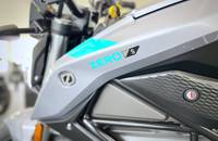 Nahaufnahme der silbernen Seitenverkleidung eines E-Motorrads mit der Aufschrift ZERO S.