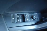 Bedienelemente der Mittelkonsole eines VW T-Cross, inklusive Klimasteuerung und Schalthebel.