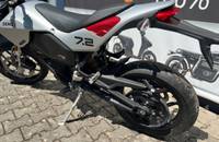 Seitenansicht des silbernen ZERO E-Motorrads auf Pflastersteinen.