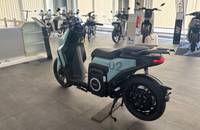 Seitenansicht des elektrischen Scooters SILENCE S02 in einem Showroom.