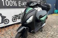 Piaggio 1 Elektroroller in Grün-Schwarz, Außenansicht.