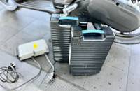 Nahaufnahme der gelagerten Akkus und Ladekabel eines elektrischen Scooters.