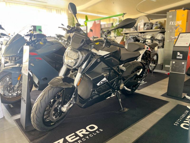 26MY FST Street SR/F EU LI 17.3 Black-Eff
