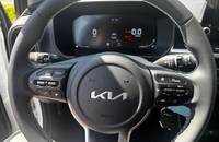 Nahaufnahme des Lenkrads und des Armaturenbretts eines KIA Picanto.