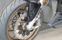 Detailansicht des Hinterrads, der Bremsscheibe und der Federung eines Motorrads.