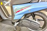 Seitenansicht des blauen Askoll NGS2 E-Scooters mit Rad und Akkugehäuse.