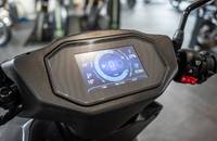 Digitales Display des E-Bikes mit Geschwindigkeits- und Reichweitenanzeige.