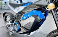 Detailansicht des unteren Frontbereichs eines blauen Motorrads.
