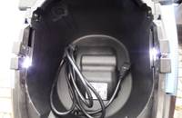 Offener Ladeanschluss des Elektrofahrzeugs mit Typ-2-Stecker und Kabeln.