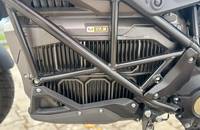 Nahaufnahme des Motors und Getriebegehäuses eines Motorrads.