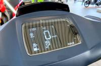 Das digitale Cockpit eines E-Scooters zeigt Zeit, Akku-Ladestand und die aktuelle Geschwindigkeit an.