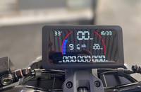 Nahaufnahme des digitalen Kombiinstrumenten-Displays des Elektrofahrzeugs.