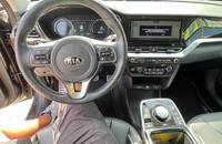 Das Cockpit eines KIA E-Niro mit Lenkrad und digitalem Kombiinstrument.