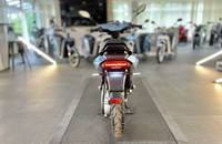 Heckansicht eines Motorrads in einem Showroom.