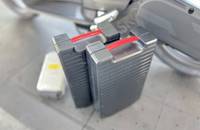 Nahaufnahme der Ladeanschlüsse an der Seite des Elektrofahrzeugs.