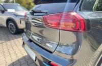 Heckansicht des KIA E-Niro Electric in Interstellar Grau vor dem Autohaus.