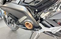 Detailansicht der schwarzen Seitenverkleidung und des Motorbereichs des Motorrads.