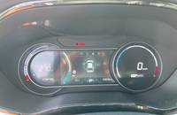 Das digitale Armaturenbrett des KIA Niro Electric zeigt die Geschwindigkeit und den Kilometerstand.