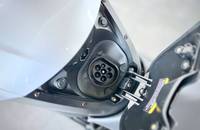 Detailaufnahme des elektrischen Ladeanschlusses am Fahrzeug.