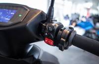 Nahaufnahme des Lenkers und des digitalen Displays eines E-Scooters.