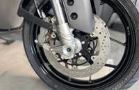 Nahaufnahme des Hinterrads, der Bremsscheibe und des Bremssattels des Motorrads.