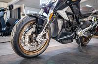 Außenansicht eines schwarzen Zero Motorrads mit goldenen Felgen und großen Bremsscheiben.