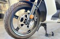 Nahaufnahme des Motorradrades mit Reifen und Bremsscheibe.