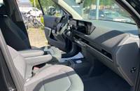 Innenraum des KIA EV2 mit schwarzem Interieur und Blick auf das Autohaus.