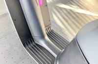 Nahaufnahme der Innenraumkonsole und des Armaturenbretts eines Elektrofahrzeugs.