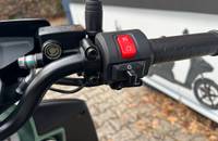 Nahaufnahme des Lenkers und der Bedienelemente eines Piaggio Scooters.