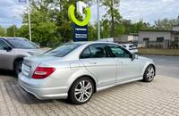 Silberner Mercedes-Benz C-Klasse auf dem Parkplatz des Autohauses Richter & Zech.