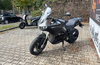 Ein Motorrad der Marke ZERO steht auf einem gepflasterten Hof vor einem Gebäude.