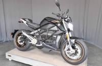 Außenansicht eines schwarzen E-Motorrads der Marke ZERO in einem Showroom.
