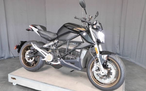 ZERO 27MY FST STREET S EU LI15.6+ JET BLACK