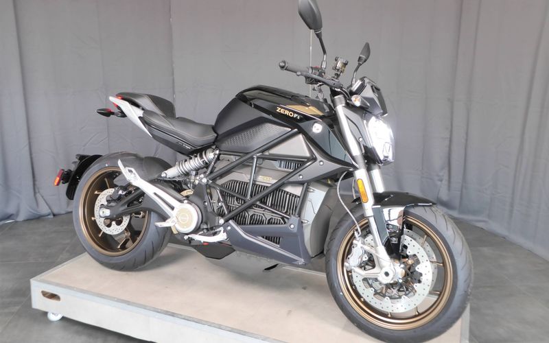 ZERO 27MY FST STREET S EU LI15.6+ JET BLACK