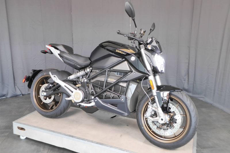 27MY FST STREET S EU LI15.6+ JET BLACK