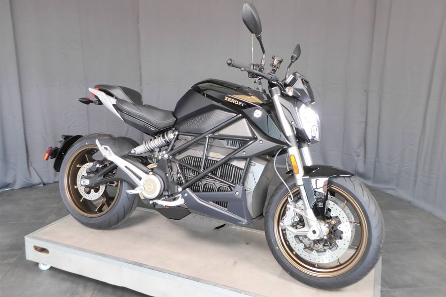 Außenansicht eines schwarzen E-Motorrads der Marke ZERO in einem Showroom.