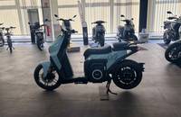 Seitenansicht eines elektrischen Scooters in einem Showroom.