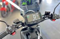 Digitales Display und Bedienelemente am Lenker des E-Bikes.