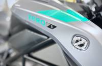 Nahaufnahme der silbernen Frontverkleidung eines E-Motorrads mit 'ZERO S' Schriftzug und Scheinwerfer.