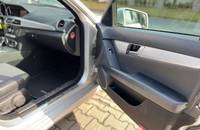 Offene Fahrertür eines Mercedes-Benz, Blick auf Innen- und Außenbereich.