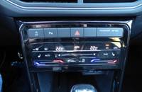 Nahaufnahme der Klimaanlagensteuerung und des Mittelkonsolenbereichs eines VW T-Cross.