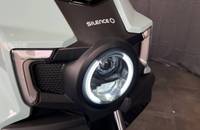 Nahaufnahme des Scheinwerferbereichs und der Verkleidung eines elektrischen Scooters.