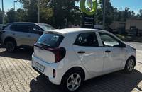 Außenansicht eines weißen KIA Picanto vor dem Autohaus Richter & Zech.