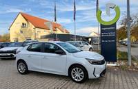 Außenansicht eines weißen Opel Corsa auf dem Parkplatz des Autohauses.