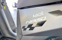 Nahaufnahme der Seitenverkleidung eines Elektroscooters mit dem Schriftzug "Askoll NGS3" in Titanmatt.