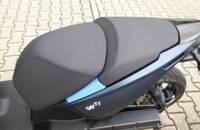 Heckansicht des RAY 7.7 Scooters mit grauem Sitz und blauem Akzent.