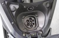 Detailaufnahme des elektrischen Ladeanschlusses an der Verkleidung.