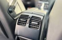 Nahaufnahme der Lüftungsschlitze und Bedienelemente des Fahrzeug-Armaturenbretts.