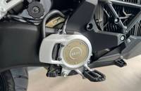 Detailansicht des Hinterrads und des Antriebsstrangs eines Motorrads.